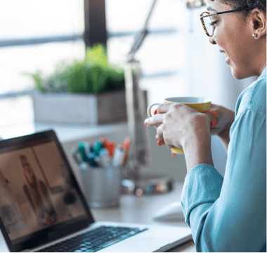 Image d'illustration, femme devant un ordinateur